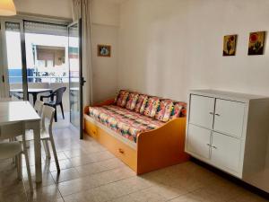 格拉多Ruffelli的一张沙发,位于带桌子的房间和饭厅