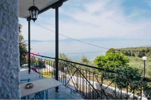 费索斯Panoramic sea & mountain view villa的阳台配有桌子,享有水景