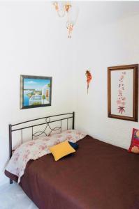 费索斯Panoramic sea & mountain view villa的一间卧室配有一张床,上面有一本书