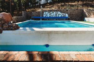 莫内斯特里奥Casa Rural El Zumacal的旁边设有长凳的小型游泳池