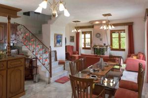 费索斯Panoramic sea & mountain view villa的一间带桌子的客厅和一间餐厅