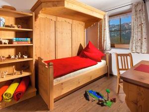 比绍夫斯维森Ferienwohnung Roislerlehen的一间卧室配有一张带红色床单的木制双层床