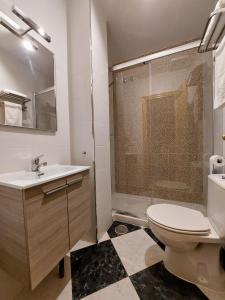科尼尔-德拉弗龙特拉罗萨莱斯旅馆的浴室配有卫生间、盥洗盆和淋浴。