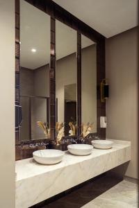 万卡约Hotel de Turistas Huancayo - Hotel Asociado Casa Andina的浴室里一排带镜子的盥洗盆