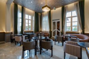 万卡约Hotel de Turistas Huancayo - Hotel Asociado Casa Andina的餐厅设有桌椅和窗户。