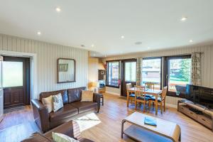 牛顿斯图尔特Birch Lodge的客厅配有沙发和桌子