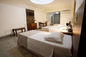 贝洛奥里藏特萨瓦西酒店的酒店客房设有两张床和一张桌子。