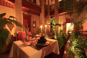 马拉喀什阿尔卡萨Spa庭院旅馆的植物间里的餐桌