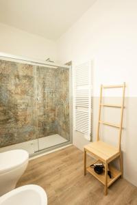 维罗纳BORGOROMA - Business & Home的带淋浴、卫生间和椅子的浴室