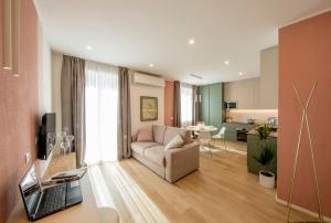奥梅尼亚Residence Casa Coppa Appartamento Flox的客厅配有沙发和桌子