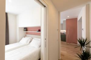 奥梅尼亚Residence Casa Coppa Appartamento Flox的一间卧室,卧室内配有一张大床