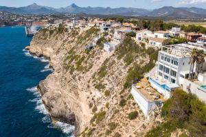 埃尔托罗VIP seafront villa的靠近大海的悬崖上村庄的空中景观
