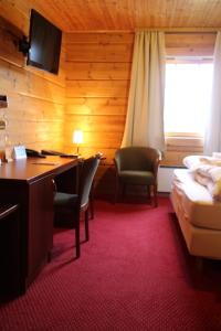 都皮沃古尔未来酒店的酒店客房配有书桌、床、书桌和椅子。