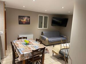 巴里Del Corso Apartment Palese Airport的客厅配有桌子和沙发