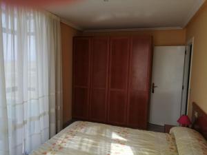 巴雷罗斯Urbanización Mar Cantábrico的一间卧室配有一张大床和一个衣柜