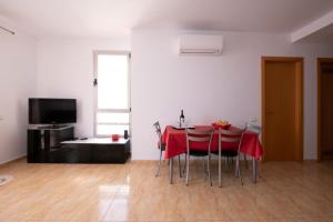 戈梅拉岛圣塞瓦斯蒂安Mirador de la Villa的一间用餐室,配有红色的桌子和椅子