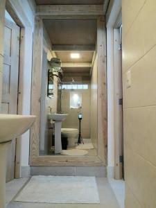 圣塔芭芭拉-山美纳Indy's Best Bay FrontView in Samana.的浴室设有镜子、盥洗盆和卫生间