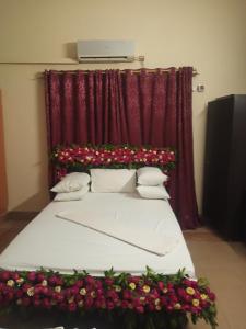 海得拉巴Al Rehman guest hous的一间卧室,床上放着鲜花