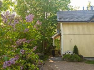 赫尔辛基Cosy Loft的一座房子,有建筑,有树木和鲜花