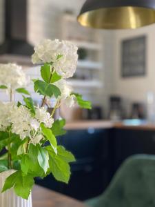 奎德林堡塞勒公寓的花瓶里满是白色的花朵