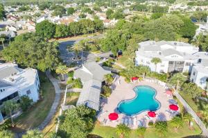奥兰多3697 Orlando Vacational Apartment的享有度假村游泳池的空中景致