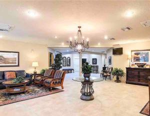 奥兰多3697 Orlando Vacational Apartment的客厅配有沙发和桌子