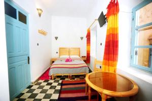 索维拉阿尔阿保萨斯酒店的客房设有床、桌子和窗户。