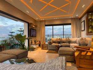 索维拉PRESTIGIA ESSAOUIRA MOGADOR Luxury Ocean View的带沙发和大窗户的客厅