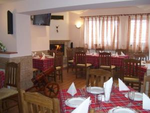 戈韦达尔齐卡斯塔佩奇维酒店的一间带桌椅和壁炉的用餐室