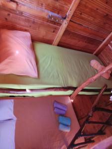 普雷韦扎Luna treehouse的客房享有双层床的上方景致。