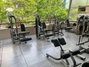 圣保罗Staybridge Suites São Paulo, an IHG Hotel的健身房里一排空椅子