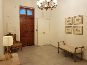 梅利哈Tal-Kampjin的客厅配有椅子和吊灯