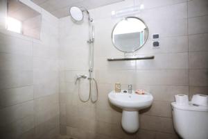 索维拉阿尔阿保萨斯酒店的白色的浴室设有水槽和镜子