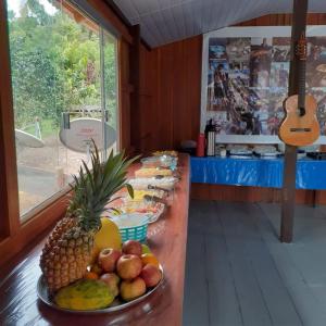 CareiroAmazon Boto Lodge Hotel的桌上的自助餐,水果