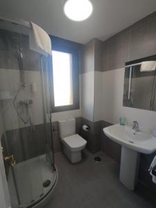 索托德拉马里纳Apartamento 6 personas Playa de Covachos的浴室配有卫生间、盥洗盆和淋浴。