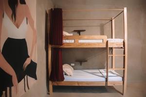 锡基霍尔Fable Hostel的客房设有2张双层床和镜子