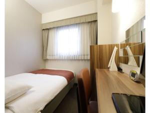 东京Tokyo Inn - Vacation STAY 10241v的一间卧室配有一张床、一张书桌和一个窗户。
