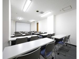 东京Tokyo Inn - Vacation STAY 11110v的一个空的教室,有白色的桌子和椅子