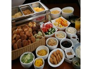 东京Tokyo Inn - Vacation STAY 11125v的桌子上放着各种食物的碗