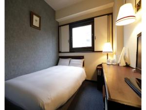 东京Tokyo Inn - Vacation STAY 11125v的配有一张床、一张书桌和一扇窗户的酒店客房