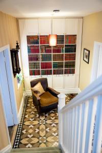 巴纳德城堡Newgate House的客厅配有椅子和大窗户