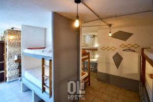 圣拉斐尔Oli Hostel的一间小房间,配有双层床和厨房