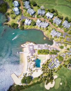 Beau Champ安娜希塔高尔夫及Spa度假酒店的水面上豪宅的空中景观