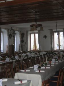 菲施巴豪索嫩凯泽酒店的大型客房设有桌椅和窗户。