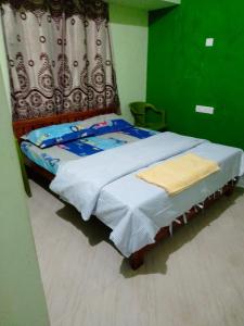 Yelagiri RAM Cottage @Home with kitchenette full客房内的一张或多张床位