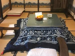 富士河口湖柏屋旅馆的上面有一碗橘子的桌子