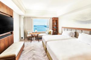 东京东京湾洲际酒店的酒店客房设有两张床和电视。