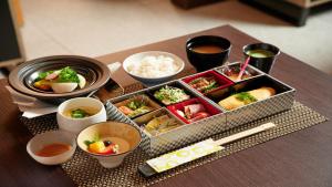 东京东京湾洲际酒店的一张桌子,上面放着一盘食物和一碗食物