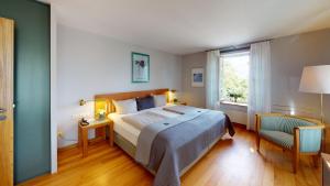 卡塞尔施罗斯卡塞尔酒店的一间卧室设有一张大床和一个窗户。