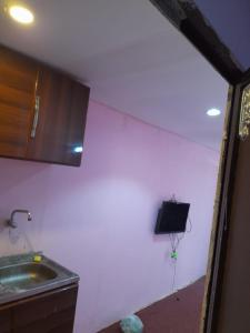 穆哈伊犁Alkithri Apartments for Singls的墙上的厨房设有水槽